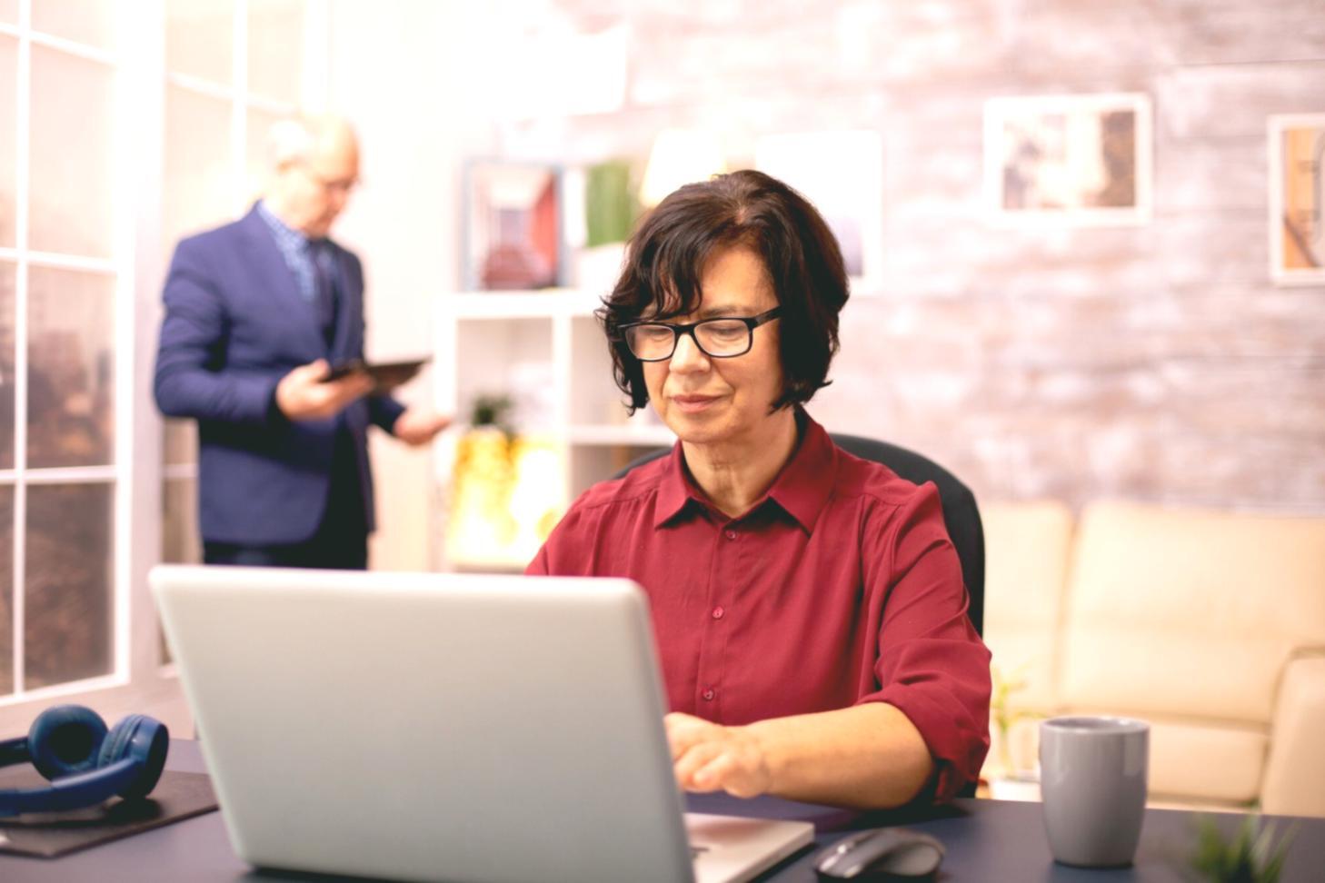 Persona trabajando con documentos financieros y calculadora, representando la gestión profesional de finanzas personales